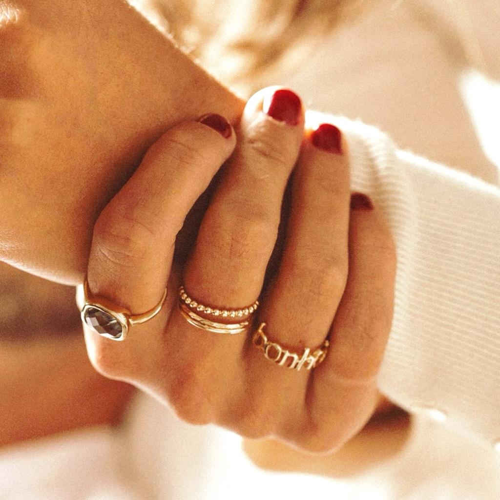Bijoux raffinés et intemporels, fabriqués à la main par Nouvel Amour.