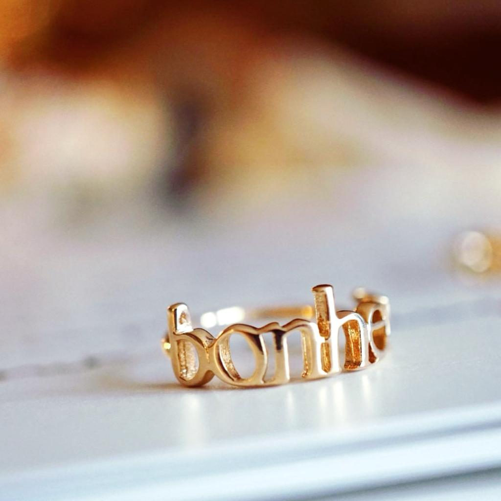 Bijoux raffinés et intemporels, fabriqués à la main par Nouvel Amour.