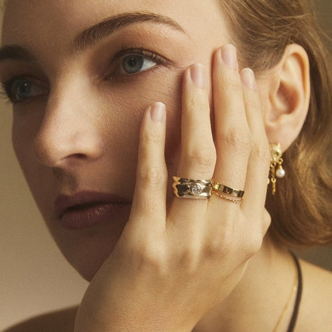 Bijoux raffinés et intemporels, fabriqués à la main par Nouvel Amour.