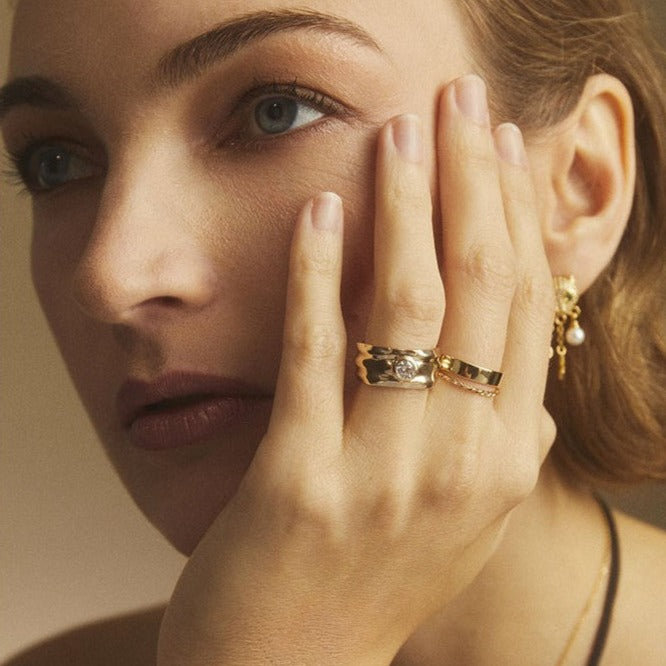 Bijoux raffinés et intemporels, fabriqués à la main par Nouvel Amour.