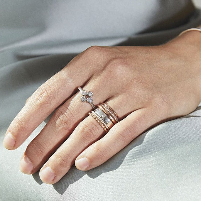 Bijoux raffinés et intemporels, fabriqués à la main par Nouvel Amour.