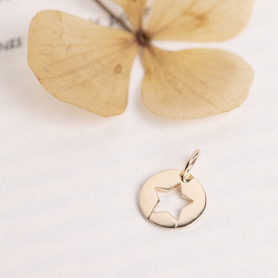 Bijoux raffinés et intemporels, fabriqués à la main par Nouvel Amour.