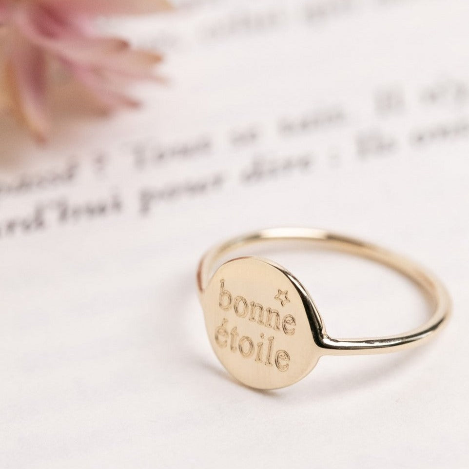 Bijoux raffinés et intemporels, fabriqués à la main par Nouvel Amour.