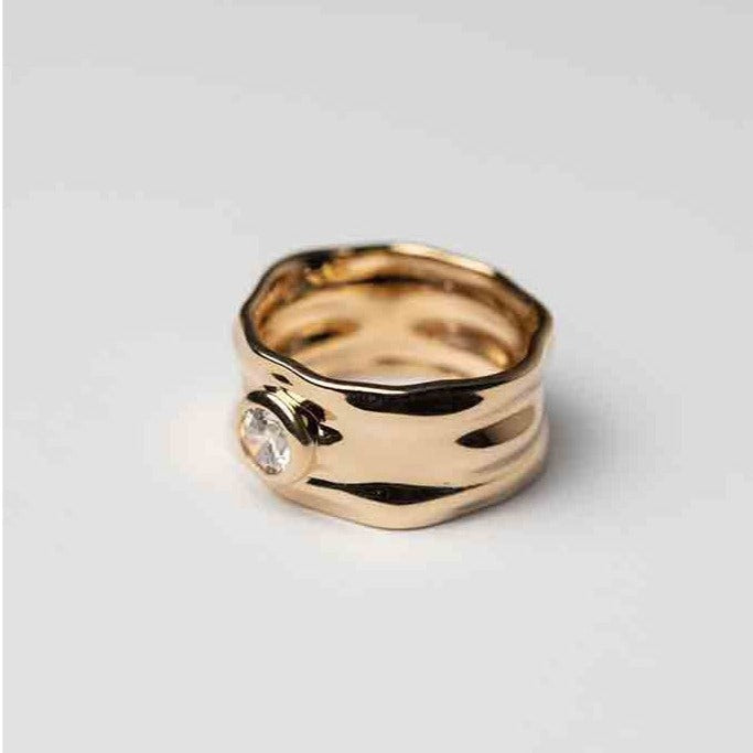 Bijoux raffinés et intemporels, fabriqués à la main par Nouvel Amour.
